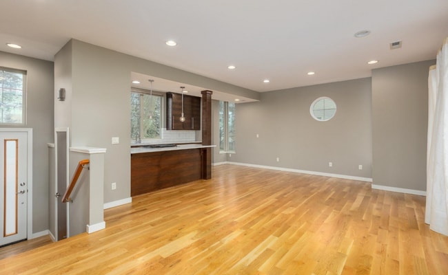 Building Photo - 3 bed 3 bath home close to Sellwood