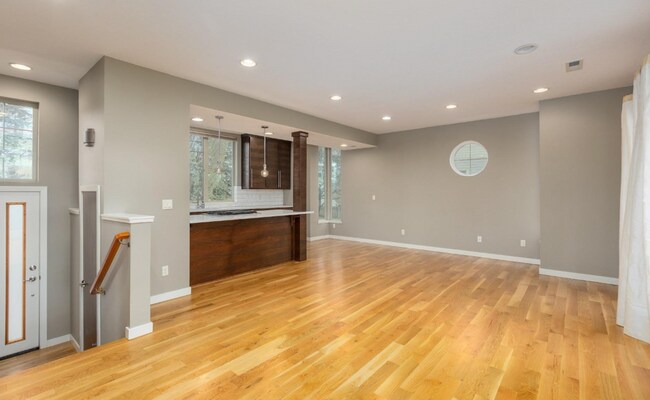 Foto del edificio - 3 bed 3 bath home close to Sellwood