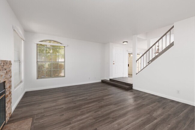 Foto del edificio - Upgraded townhome in gatede West side comm...