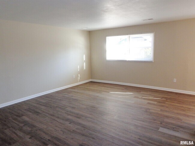 Building Photo - 5229 North Montclair Avenue