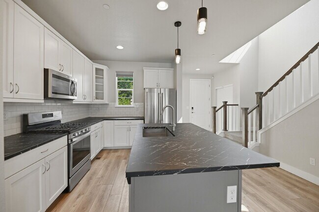 Foto del edificio - $2,840.95 with $300 Off the first month's rent, 2 Beds - 1.5 Bath, Single Family Home in Westmins...