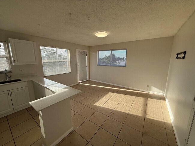 Foto del edificio - 1235 W River Dr