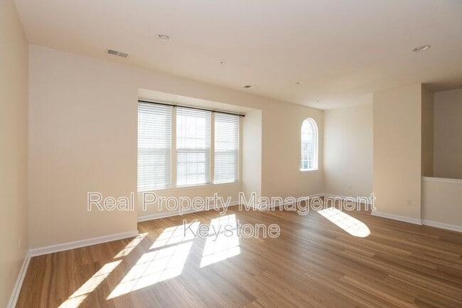 Building Photo - 1719 St Johns Ln