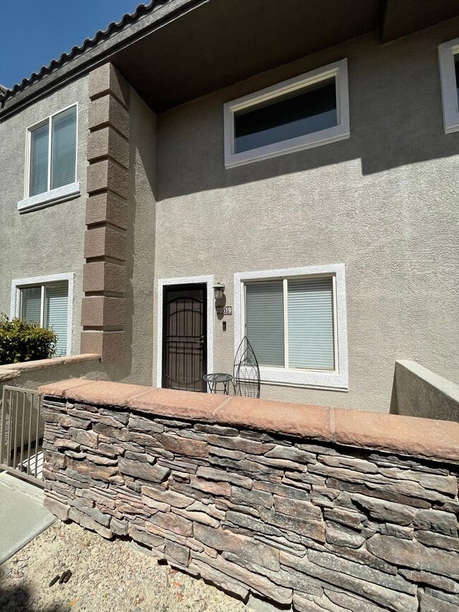 Building Photo - 2 Story Townhouse in Gated Community! Avai...