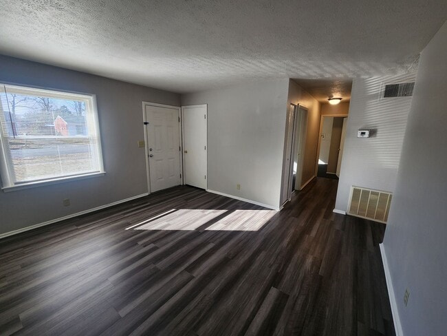Building Photo - Spacious and updated 3 bedroom 1 bath!