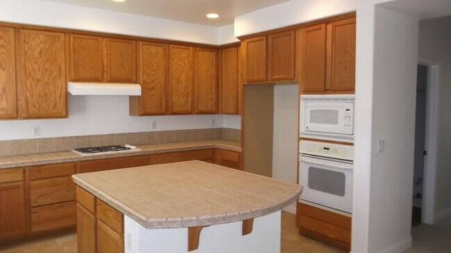 Foto del edificio - Excellent Elk Grove Location, Spacious 4 bedroom home with office, sitting parlor, and large kitchen