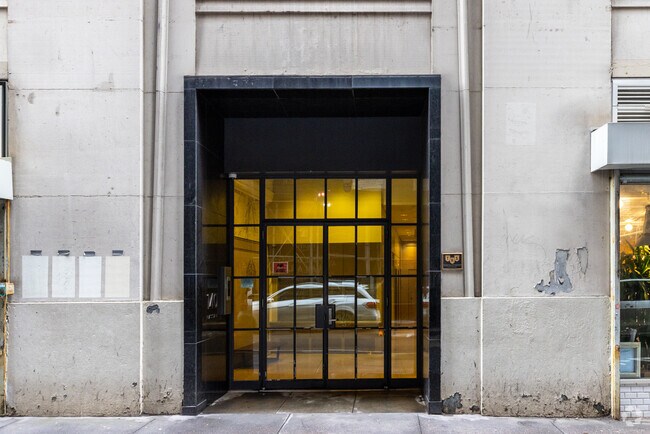 Entrada - 140 Nassau St