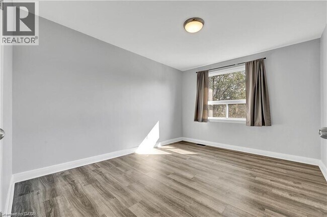 Building Photo - 102 Sydney St N