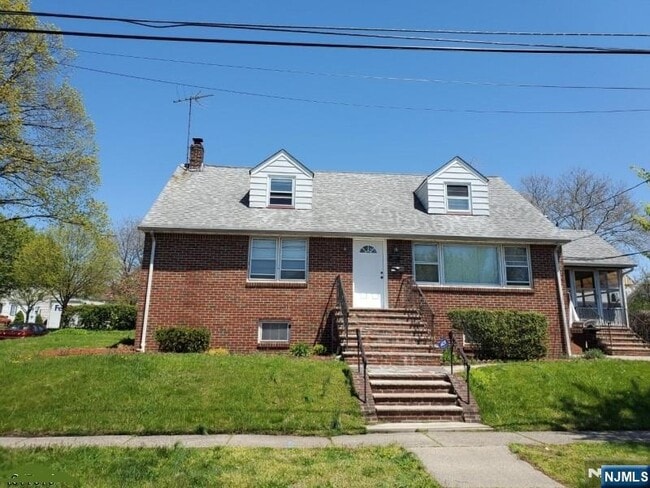 Building Photo - 18 Howard Ave