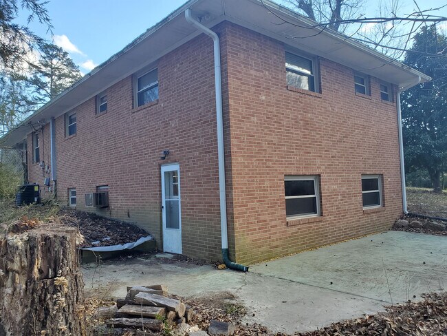 Building Photo - 601 Pineburr Rd