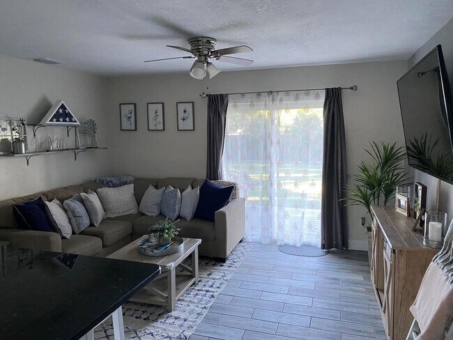 Building Photo - Beautiful 3/2 Home in North St. Pete