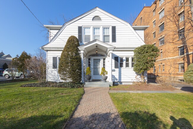 Building Photo - 16 Meadow Ave