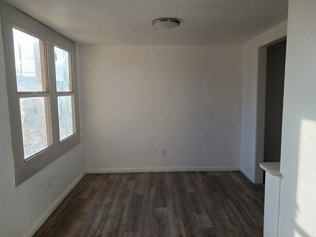 Building Photo - 714 29th St