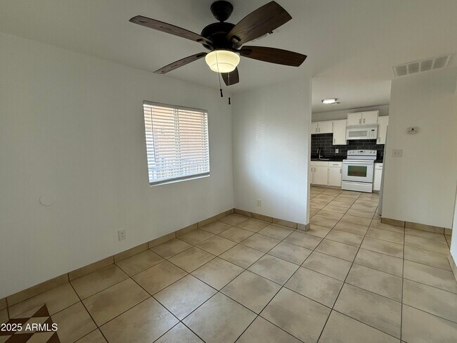 Foto del edificio - 1551 E Christy Dr