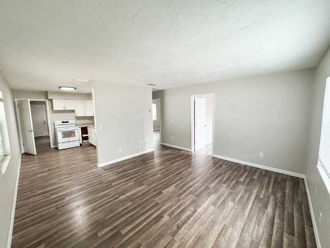Foto del edificio - Updated 3 bedroom 2 bath! Lots of yard space for parking