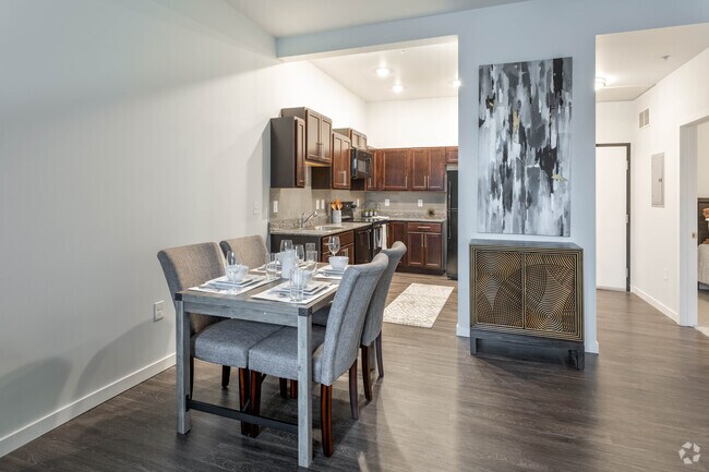 2HAB, 1BA: The Senator - 863 ft² - Metro Place Apartments