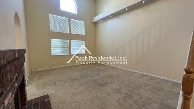 Building Photo - Very Nice 4bd/3ba Roseville House With 2 Car Garage And Pool!