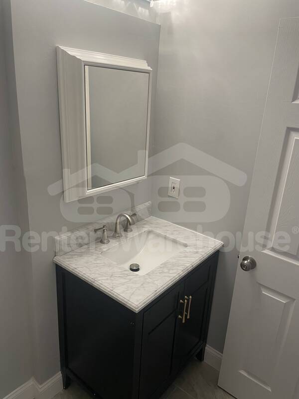 Building Photo - 627 S Curley St