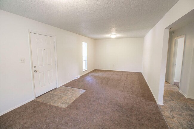 Foto del edificio - 210 Wheaton Ct