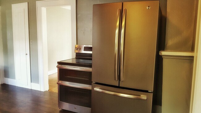 Foto del edificio - 517 W Broadway Ave