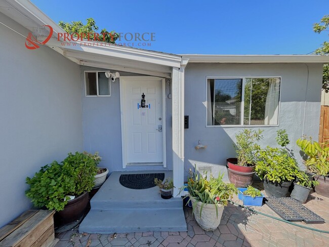 Foto del edificio - 2 Bedroom 1 Bath - Nicely Updated home wit...