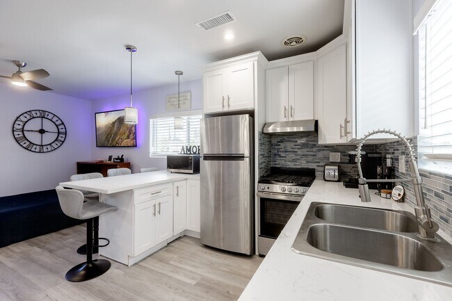 Foto del edificio - Charming Studio Garage Conversion Private Entrance!! UTILITIES INCLUDED!