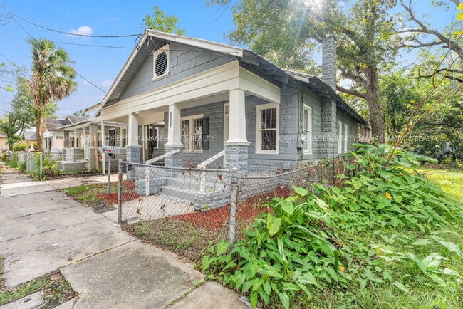 Building Photo - 3 Bed/1 Bath Craftsman Style Home!