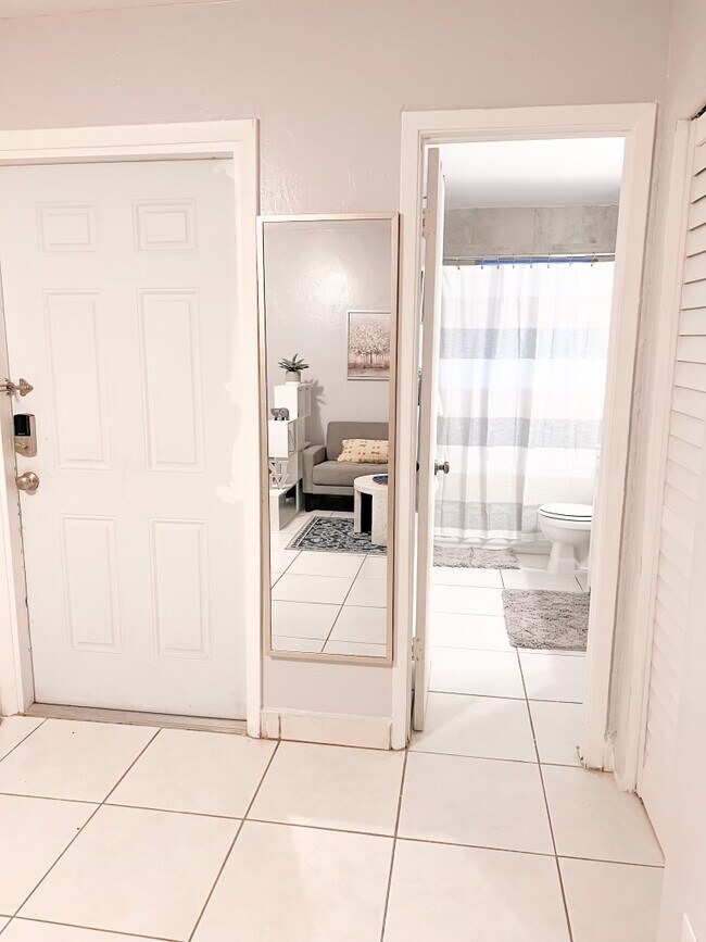 Puerta principal y entrada al baño - 201 Columbus Pky