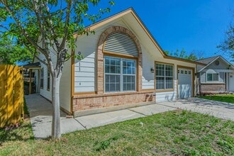 Building Photo - 9411 Valley Moss