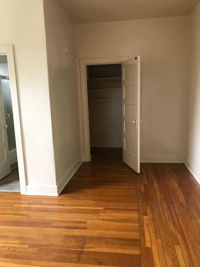 Building Photo - 419 Forest Ave