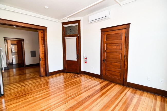 Foto del edificio - 32 W Main St