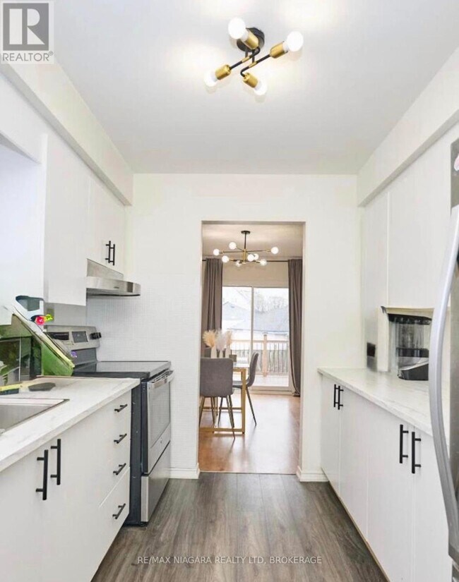 Building Photo - 20 Station St