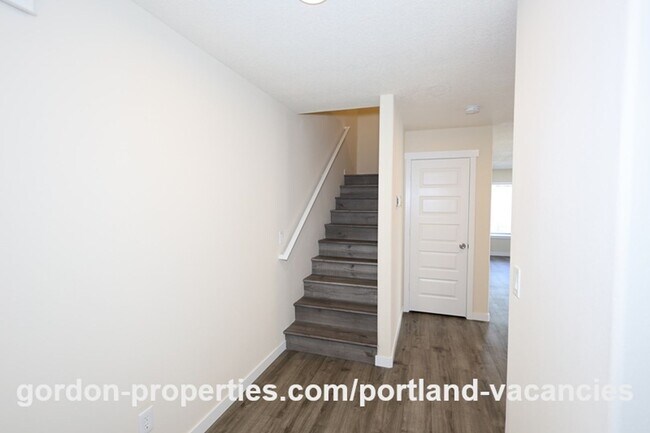 Building Photo - SE 121st Ave- 3 bedroom townhome with gas fireplace