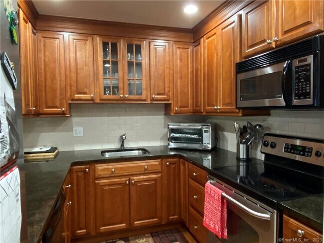 Building Photo - 6 Silvermine Ave