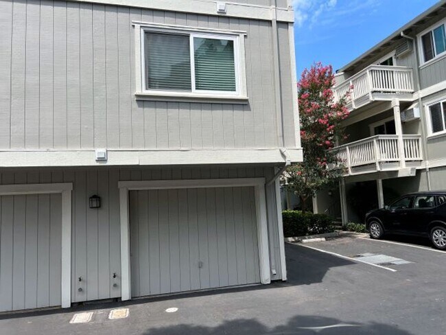 Foto del edificio - Top Floor End Unit Condo Campbell near Pru...