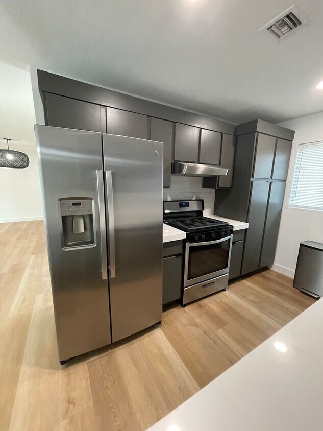 Foto principal - Beautiful Upgraded home and ready to Move ...