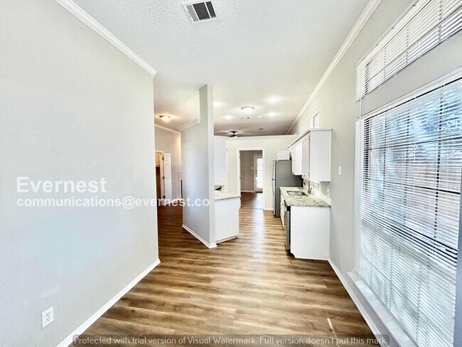 Foto del edificio - 3 Bed, 2 Bath Home with Fenced Yard & Garage / Pet-Friendly / Available Now!