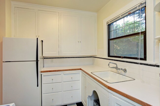 Building Photo - 308 Lee St