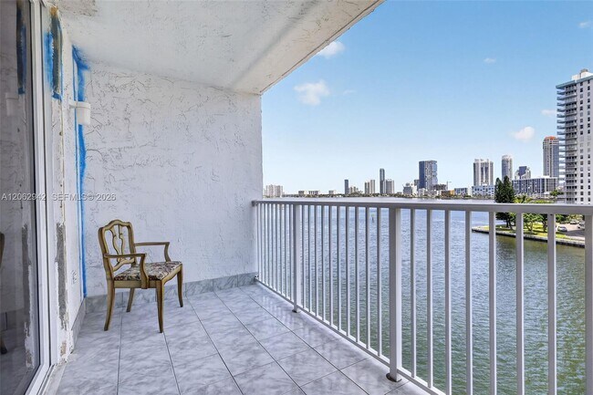 Foto del edificio - 4000 NE 170th St