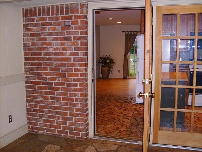 Vista desde la terraza acristalada hacia la cocina y la sala de estar - 2725 Carolyn Dr SE