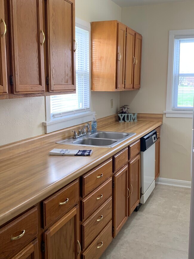 Building Photo - Three bedroom single family home, 1614 Pri...