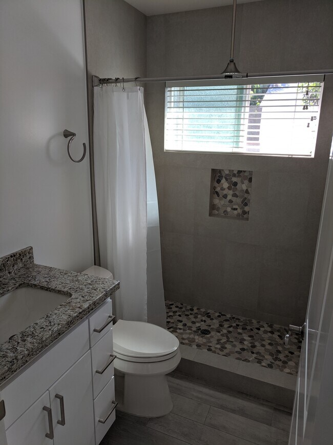 Building Photo - 2442 Granville Ave