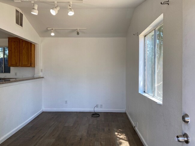 Building Photo - Cozy Unit 1 Bedroom and 1 Bath.