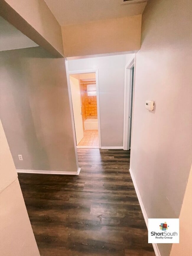 Foto del edificio - 2 bed 1 bath Duplex Ready for Immediate move in.