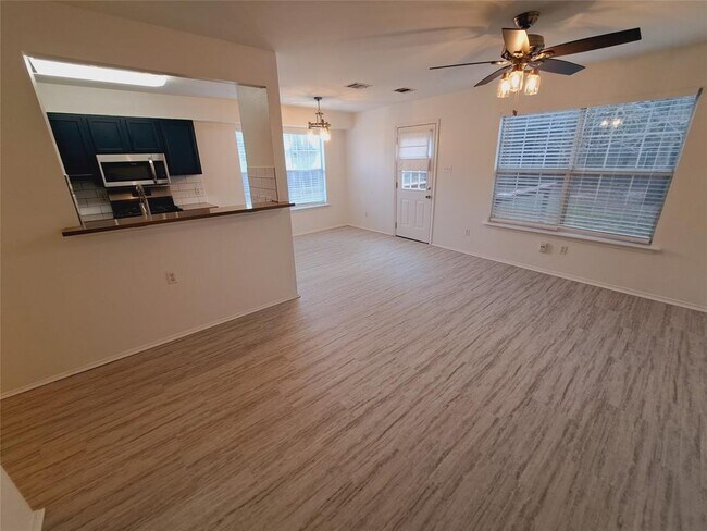 Building Photo - 6703 Hill Oaks Dr