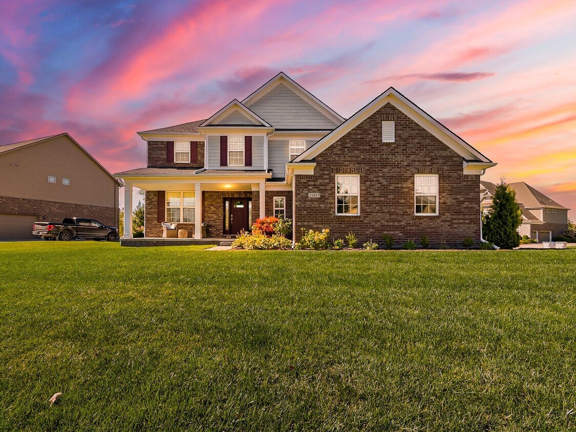 Foto principal - AVAILABLE NOW! Stunning South Lyon Home wi...