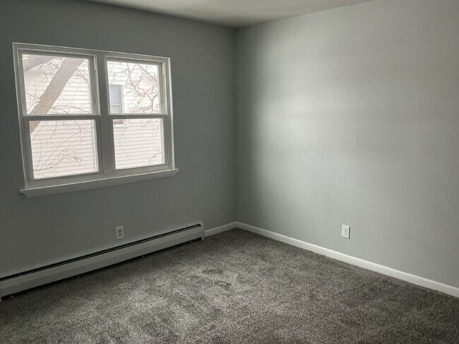 Building Photo - Spacious One-Bedroom unit on Pullman Ave!
