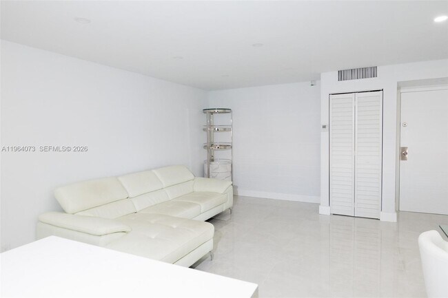 Foto del edificio - 17021 N Bay Rd