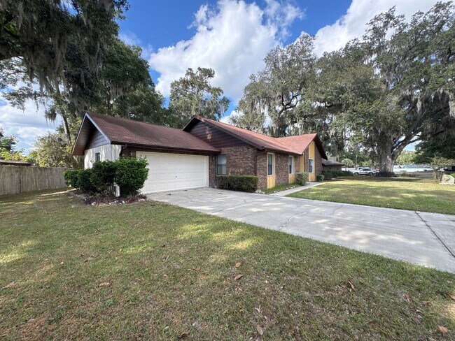 Building Photo - 3/2 in nicely refurbished brick home