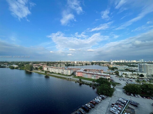Foto del edificio - 1351 NE Miami Gardens Dr
